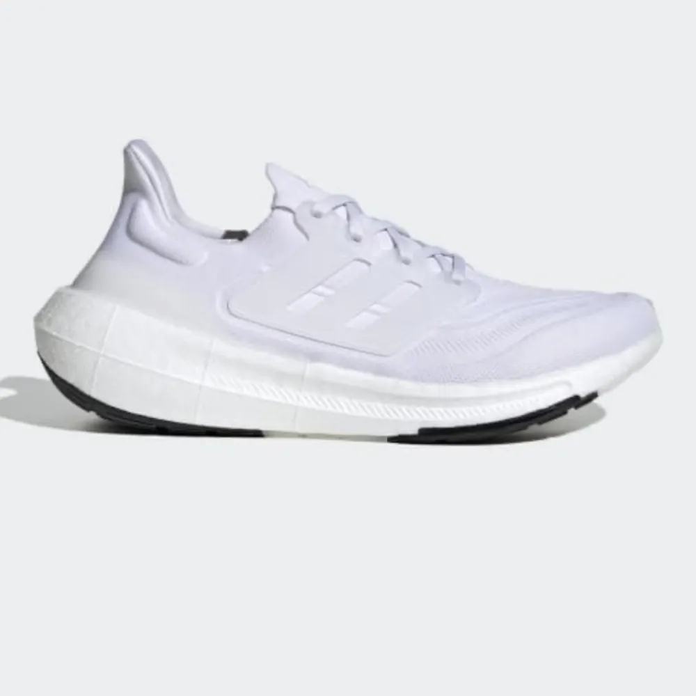 Nypris 2149kr! Ultraboost köpta för några veckor sedan, använda en gång utomhus. Har nån enstaka svag fläck, annars jättefina. Ångrat köp! Lite små i storlek!. Skor.