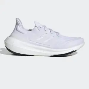 Nypris 2149kr! Ultraboost köpta för några veckor sedan, använda en gång utomhus. Har nån enstaka svag fläck, annars jättefina. Ångrat köp! Lite små i storlek!