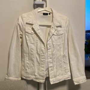 Jacka och väst - Vit jeansjacka från KappAhl i storleken XS, säljs för 150kr, har aldrig använts. Väst och hoodie som sitter ihop från Vero moda i storleken M säljs för 150kr, har aldrig använts.