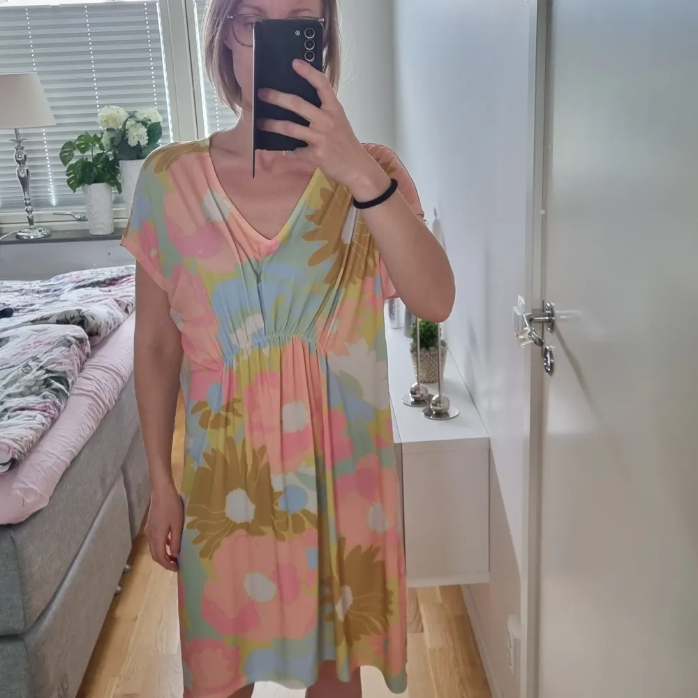 Kaftan från Monki. Strl xs/s, men passar även större då den är oz. Material: polyester. Inga anmärkningar. . Övrigt.