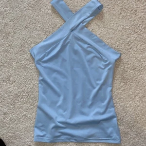 Helt ny ljusblå sommartopp! - Helt ny ljusblå sommartopp med korsettband. Frakt ingår i priset!