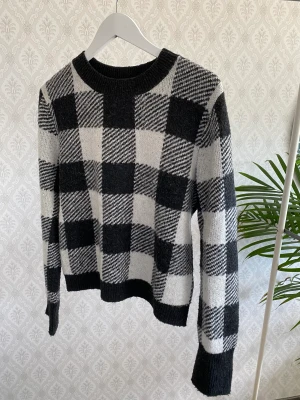 Stickad tröja  - Hör av dig om du vill ha fler bilder eller frågor🦋