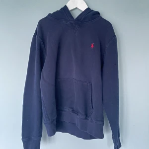 Ralph Lauren hoodie 14Y-16Y - Säljer denna snygga hoodie ifrån Ralph Lauren som kommer vara dunder under sommaren och hösten | Skick: 9/10 inga tecken på användning | Nypris: 1400 kr | Budgivningen kickar igång på 1 kr | Hör av er vid minsta fråga eller fundering :)