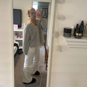 Grå stickad tröja - Sååå fin grå stickad tröja från Gina Tricot, köpt för flera år sedan! Passar PERFEKT nu till hösten!! Tryck på "köp nu"! 💕