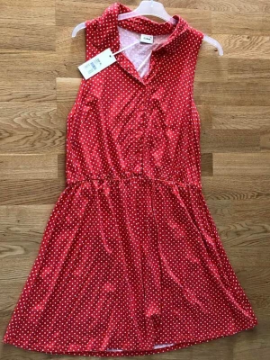 Hallonröd klänning XL - Ny oanvänd klänning. Hallonröd med vita prickar.  Stl XL från Cubus.  Pris 150 kr pp