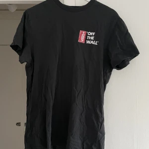 VANS T-SHIRT - Vans t-shirt i storlek M.  Pris vid inköp: 299 kr