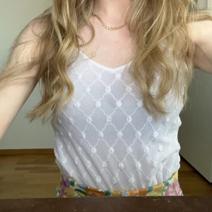 Vitt linne - Vitt mönstat linne. Något genomskinligt. Fint skick.