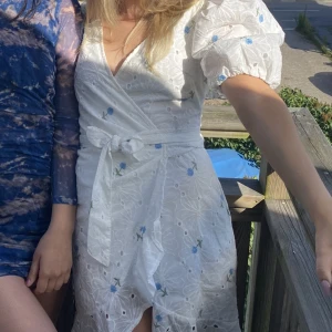 Midsommar klänning - Söt klänning perfekt till midsommar! Endast använd vid två tillfällen, så skick är som nytt. 