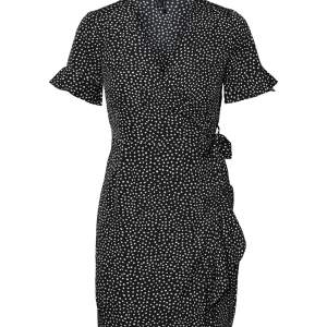 En svart klänning med vita prickar från Vera Moda Använd en gång Orginal pris 350kr