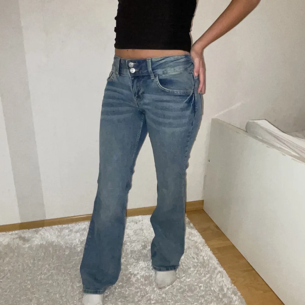 Snygga och trendiga lågmidjade utsvängda jeans med fickor bak. Nästan helt nya, använda 2 gånger. Storlek 36 men kan passa både mindre och större. . Jeans & Byxor.
