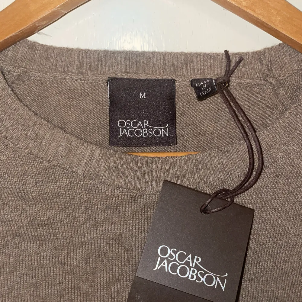Säljer min fina Oscar Jacobsson tröja. Aldrig använd, prislappen är kvar. Skicket 10/10. Nypris 1299 mitt pris 599. Tröjor & Koftor.