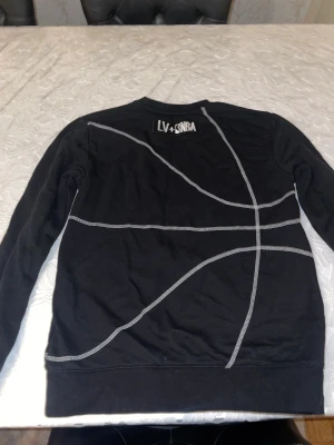 LvXnba set  - Säljer denna as feta samt sköna LvXnba dress. Man kan använda tröjan separat som matchar till allt. Finns ingen bekvämare investering till hösten. Dock har byxorna en liten defekt som inte alls syns. Både byxorna och tröjan har scanner.