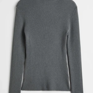 Ribbstickat tröja - Ribbsickat tröja, använd men i bra skick! Från H&M 🌸