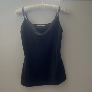 Silkes linne  - Hej! Nu säljer jag detta väldigt fina silkes linne från Zalando❤️ kommer aldrig till användning. Aldrig användt så Inge defekter🥰 tryck aldrig på köp nu! Kontakta mig istället 