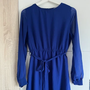 Fin blå klänning - En klänning i en jätte fin royalblue färg, ärmar i mech. 