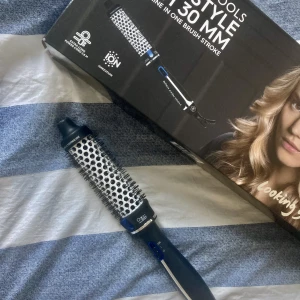 Värmeborste Björn Axén - Värmeborste strl 30 mm. Använd endast 3 gånger men säljer då jag insett att jag vill ha en med fön i. Köptes på Åhléns för 849kr Kan skickas mot fraktkostnad🥰