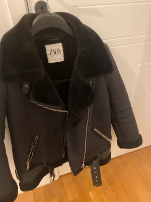 Jacka  - Jacka som ja köpt på Zara använd en höst