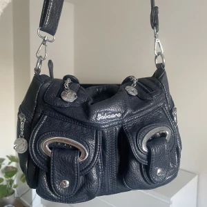 Väska - Säljer min superfina väska som jag köpt på en loppis. Superbra skick, inga defekter. Passar till många olika tillfällen, den är mörkblå med silverdetaljer. Köpt för 300kr. Superbra förvaring då den har 7 fickor, 3 stora och 4 små.💙