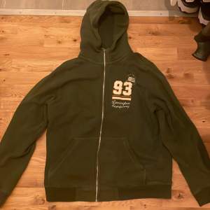 En gammal hoodie som är tillfixad, säljer den för att den är för lång. Ca 65 cm lång
