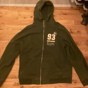 Baggy vintage hoodie - En gammal hoodie som är tillfixad, säljer den för att den är för lång. Ca 65 cm lång