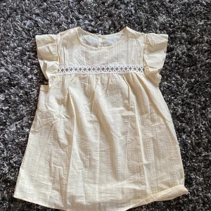 Blus  - en jätte fin blus som ja aldrig använt! om man vill ha fler bilder så skickar jag det på dm. 