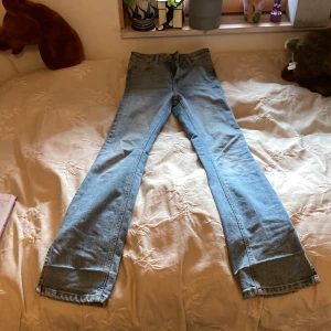 Utsvängda jeans från lager 157❤️ -  Blå utsvängda jeans från lager 157❤️ Nypris 300 kr! Enligt hemsidan är det längd 85❤️ Midjan ska vara 30,5, men passar mig som är 25! Jag har hund, men de tvättas såklart ❤️ De är xs, men passar mer xxxs-xxs. De är nog 5 cm för långa för mig och jag är 156❤️