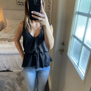 Assymetrisk topp/blus - Jätte söt assymterisk topp/blus i fantastisk skick! Inte säker på att jag vill sälja så kom med prisförslag💗💗 tryck därför INTE på köp nu!