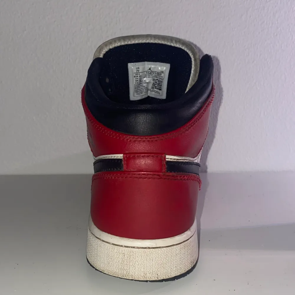 Jordan 1 Chicago black toe kommer med box. anledning till att ja säljer e att de är för små. Det e 6/10 kondition på själva skon . Skor.