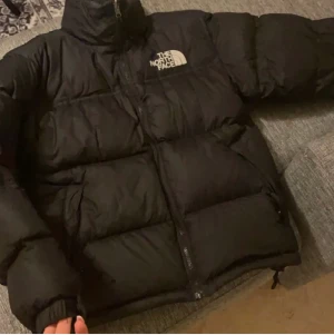 north face jacka - north face vinter jacka, så fin men köpt en annan så den kmr inte till använding. Bilder från förra ägaren 