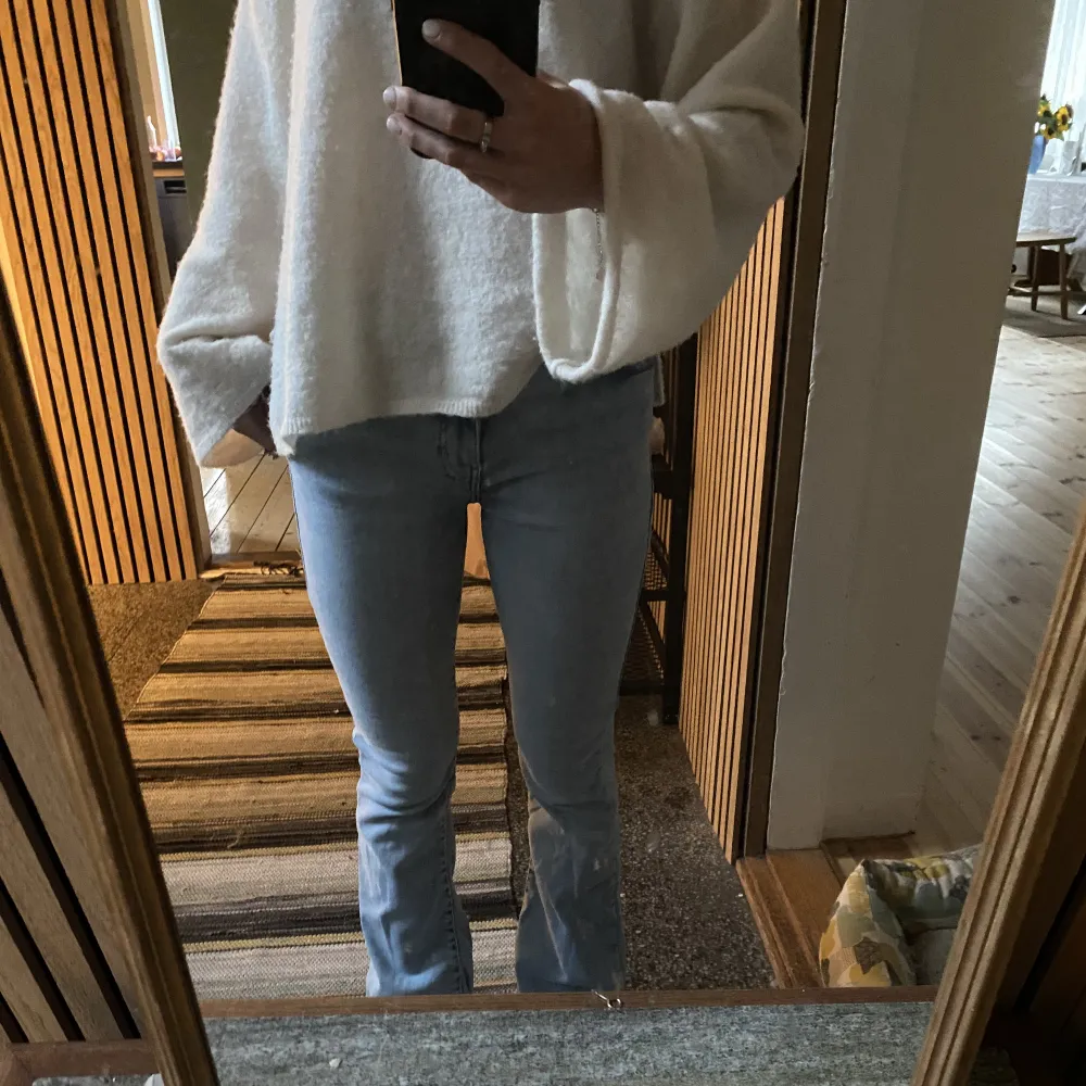 Jättefina bootcut jeans från Bikbok. Använda ett fåtal gånger och i jättebra skick. Säljer då de inte kommer till användning. Nypris 599. Storlek s. Längd 31. Skriv för fler bilder💕. Jeans & Byxor.