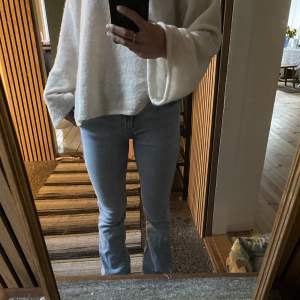 Jättefina bootcut jeans från Bikbok. Använda ett fåtal gånger och i jättebra skick. Säljer då de inte kommer till användning. Nypris 599. Storlek s. Längd 31. Skriv för fler bilder💕