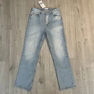 Blåa jeans strl 38 - Säljer dessa blåa jeans köpta från zara. Strl 38. Högmidjade. Aldrig använda, lapp kvar 