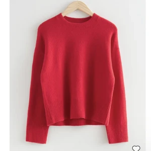 Röd ny stickad tröja  - Säljer denna nya stickad tröja som aldrig är använd! Hör av er för mer frågor eller funderingar!❤️