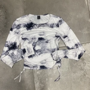 Top med dragsko  - Supersnygg topp med dragsko 