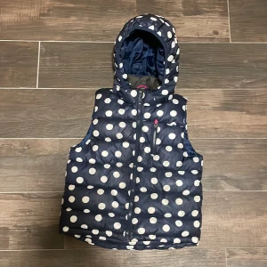 Väst  - Fin väst för barn i bra skick.