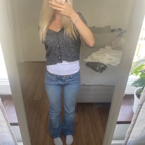 Lågmidjade jeans  - Säljer dessa lågmidjade jeans. De har några slitningar (se sista bilden). Midjemått: 76cm Innebenslängd: 84cm. Har du någon fråga är det bara att höra av dig🫶🏻