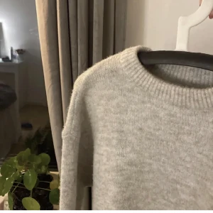 Stickad tröja  - Super skön och tjock stickad tröja, de är den mörkgråa jag säljer som är på dom två sista bilderna men de är alltså likadana bara en annan färg 💗