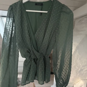 Grön omlott topp - Grön omlott topp som sitter så snyggt. Aldrig använd och är som ny. Sitter så snyggt på. Ingen defekt❤️❤️