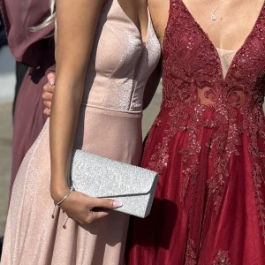 Väska!! - Säljer nu mina fina väska som jag hade till balen, endast använd en gång så i nyskick!! Man får med en lång silver kedja som man kan välja om man vill fästa på väskan eller ta av med hjälp av klipps som är inne i väskan! Ett litet fack finns även i väskan