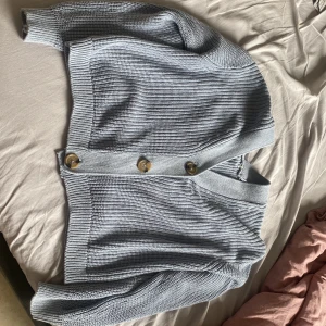 Stickad kofta  - Stickad kofta ifrån h&m använd några gånger, lappar borta, köparen står för frakt.