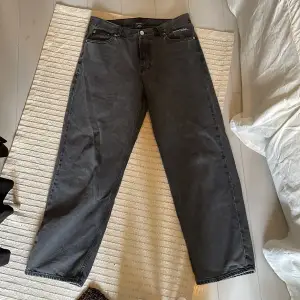 Vill kolla ifall någon är intresserad av dess jeans, i gott skick från sweet sktbs (köpta på junkyard)
