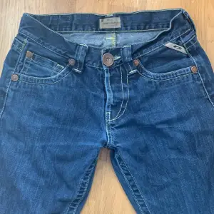 Y2k darkwash bootcut jeans som tyvärr har blivit försmå för mig. Benen är uppsprättade (därav priset), med det går lätt att sy igen. Det står size: 30 lenght: 34💖💖