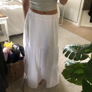 Vit kjol - Lågmidjad vit kjol