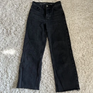 Jeans - Svartgråa, medelhög midja, jag är 162 cm sitter bra!
