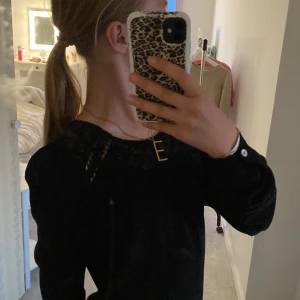 Blus  - Säljer denna supergulliga blus från vila, använd några få gånger bara💘💘 Hör av er vid mer frågor❣️