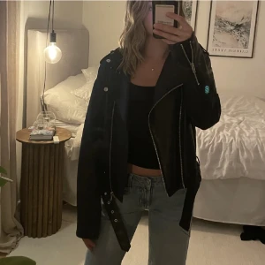 Skinnjacka - Perfekt skinnjacka (läderjacka??) till både vår, sommar och höst. Knappt använd därav i super bra skick!☺️
