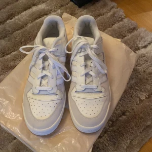 Adidas superstar - Säljer mina adidas superstar i storlek 44 på grund av att de är lite för stora för mig. 10/10 skick och är bara använda 1-2 gånger, pris kan diskuteras och gärna skriv om ni har fler frågor.