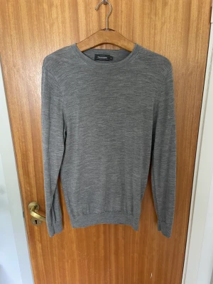 Dressman Tröja - Säljer denna tunna tröja från Dressman. Köptes för cirka 3 månader men knappt använd då den är för liten för mig. Sitter rätt tight och är tunn. Perfekt om din stil är mer åt det classy hållet.