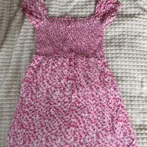 säljer denna rosa klänning från new yorker bra skick