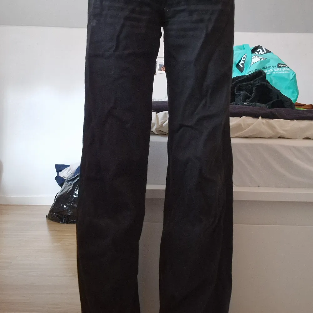 Svarta wide leg jeans från Monki i storlek 27! Säljer då de inte passar längre ❤️. Jeans & Byxor.